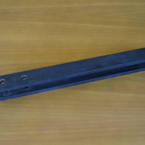 Estribo de retención metálico mecanizado en acero con perforaciones de anclaje