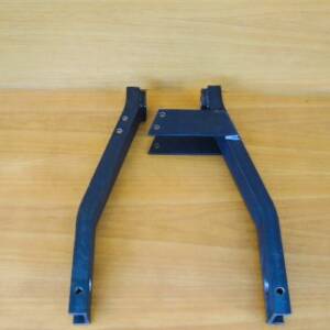 Horquilla metálica estructural fabricada en acero con perforaciones de anclaje